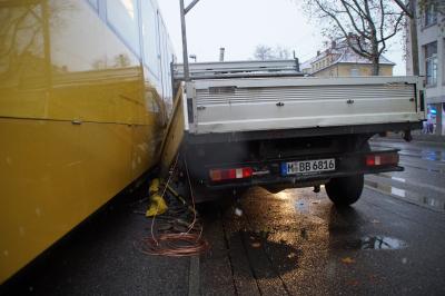 Stuttgart-Untertuerkheim: Kleintransporter mit Stadtbahn zusammengestossen - zwei Leichtverletzte